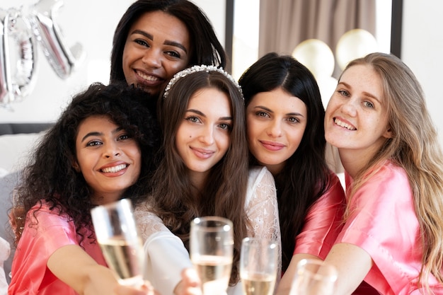 Teambraut feiert vor der Hochzeit