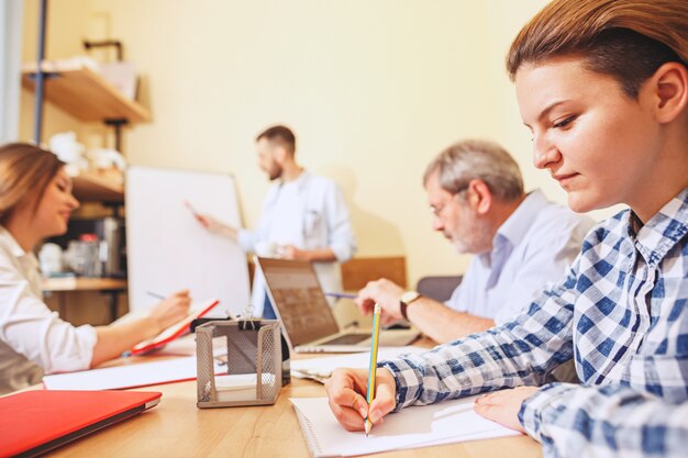 Teamjob. Foto junge Geschäftsleute, die mit neuem Projekt im Büro arbeiten