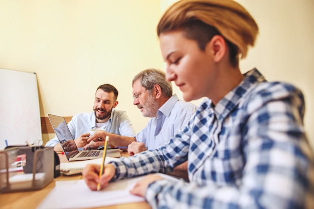 Teamjob. Foto junge Geschäftsleute, die mit neuem Projekt im Büro arbeiten