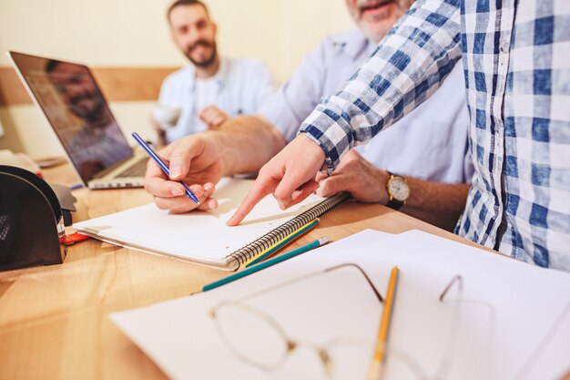 Teamjob. Foto junge Geschäftsleute, die mit neuem Projekt im Büro arbeiten