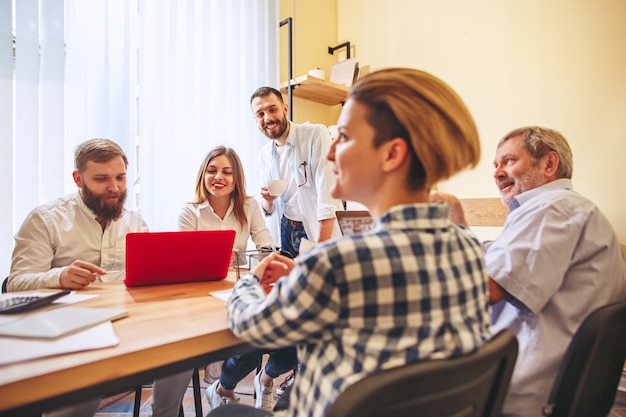 Teamjob. Foto junge Geschäftsleute, die mit neuem Projekt im Büro arbeiten