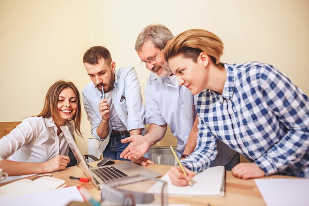 Teamjob. Foto junge Geschäftsleute, die mit neuem Projekt im Büro arbeiten