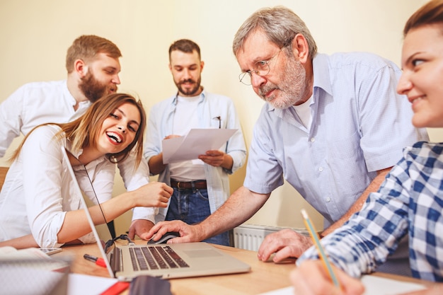 Betriebliche Generationen-Kollaboration bei der Arbeit