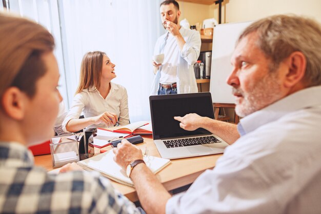 Teamjob. Leute, die mit neuen Projekten im Büro arbeiten