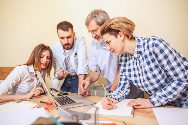 Teamjob. Leute, die mit neuen Projekten im Büro arbeiten