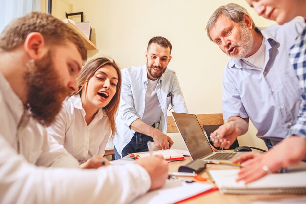 Teamjob. Leute, die mit neuen Projekten im Büro arbeiten