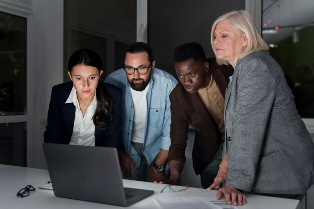 Teamkollegen, die spät im Büro arbeiten