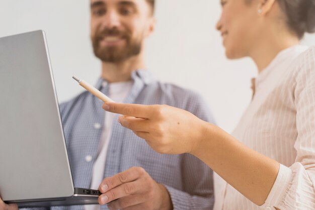 Teamwork der Mitarbeiter des niedrigen Winkels im Büro