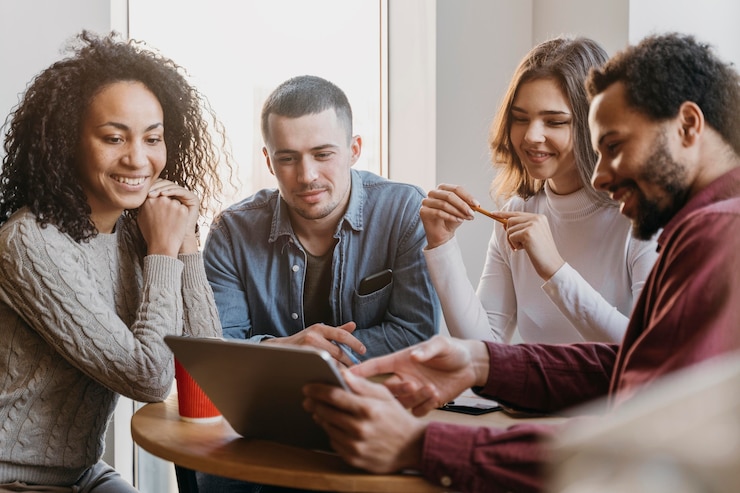 Kostenlose Foto teamwork-treffen mit geschäftsleuten