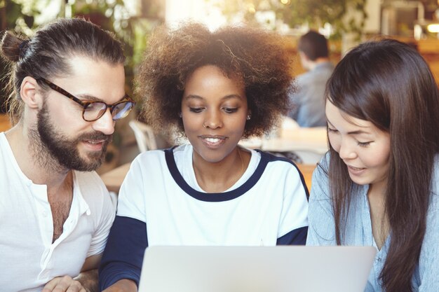 Teamwork und Zusammenarbeit. Kreative Menschen, die gemeinsam an einem Geschäftsprojekt arbeiten.