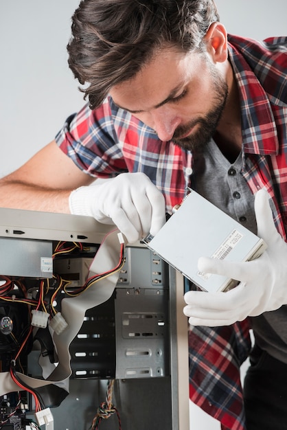 Techniker, der SATA-Datenkabel in das Festplattenlaufwerk einsteckt