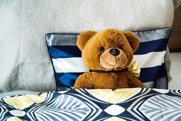 Teddybär auf dem Bett