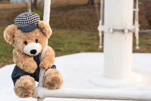 Teddybär im Spielplatz hängen