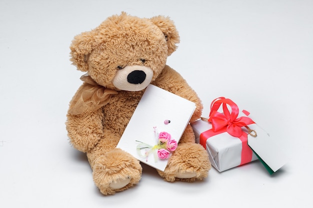 Teddybärenpaar mit rotem Herzen und Geschenk auf weißem Hintergrund. Valentinstag Konzept.