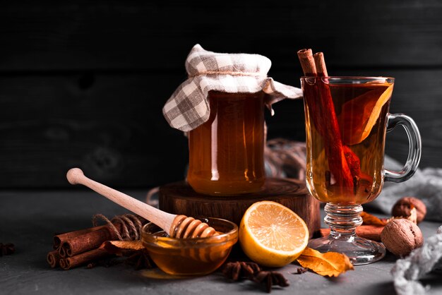 Tee mit Honig und schwarzem Hintergrund