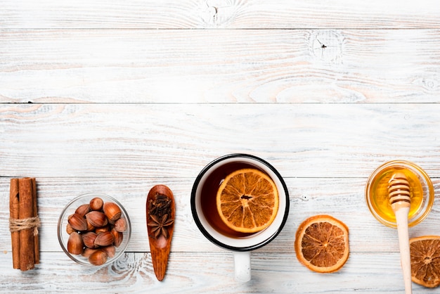 Tee mit Orangen-, Honig- und Kopienraum