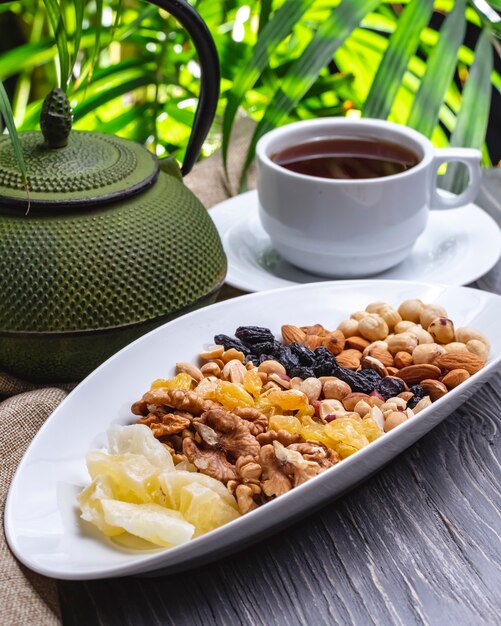 Tee mit trockener Frucht Nüsse Rosine trockene Ananas Seitenansicht