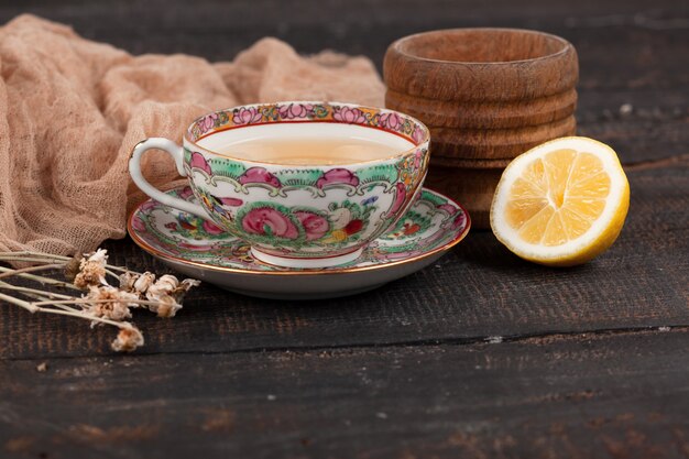 Tee mit Zitrone und Primeln auf dem Tisch