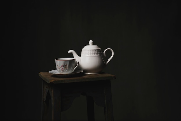 Tee-Set auf Holzhocker