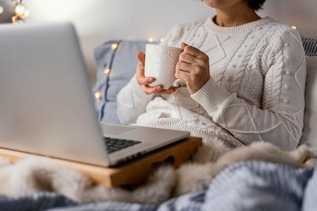 Tee und Buch zum Entspannen