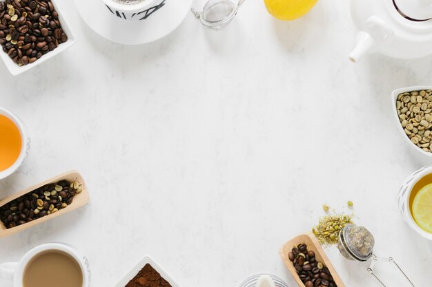 Tee und Kaffee mit Kopienraum auf weißer Tabelle