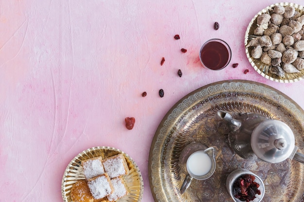 Kostenloses Foto tee und süßigkeiten auf rosa