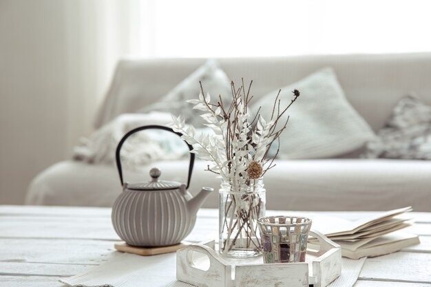 Teekanne und Dekor Details auf dem Tisch im Wohnzimmer im Hygge-Stil