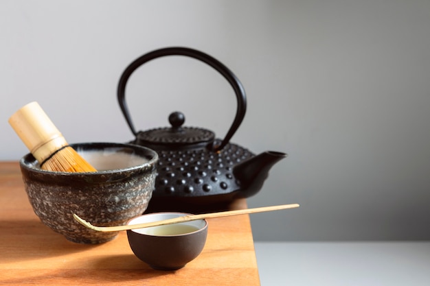 Teekanne und Teeservice auf Holztablett