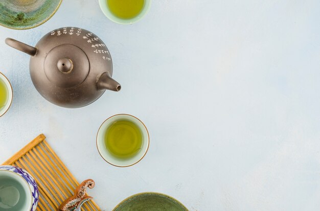 Teekanne und Teetassen des traditionellen Chinesen lokalisiert auf weißem Hintergrund