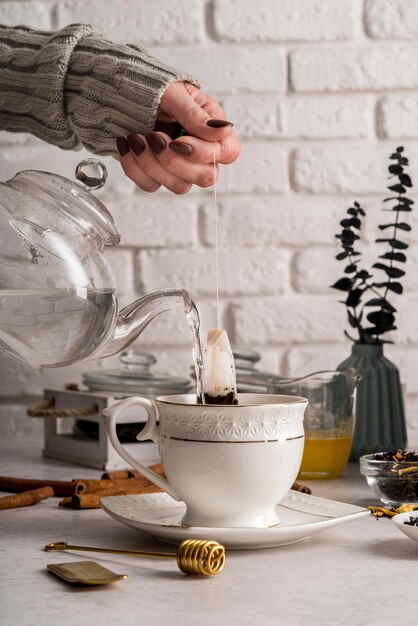 Teekräuter in die Tasse gießen