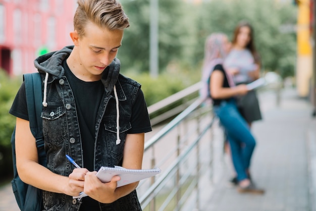 Kostenloses Foto teen junge mit papieren