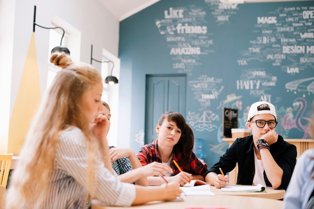 Teen Klassenkameraden am Schreibtisch