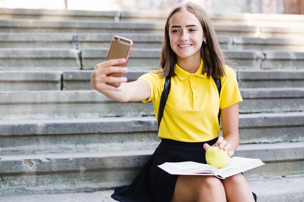 Teen Mädchen nimmt selfies