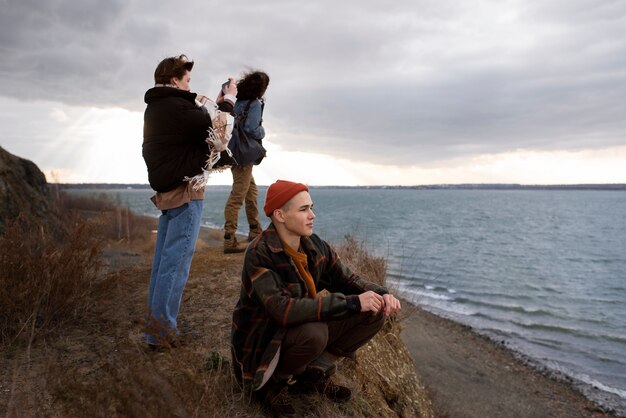 Teenager am Meer voller Schuss