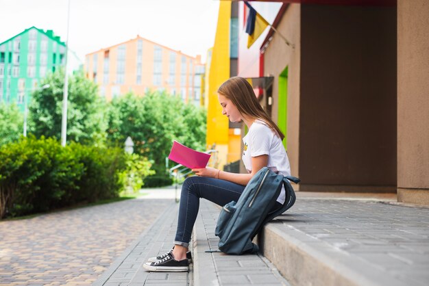 Teenager auf Veranda lesen Notizblock