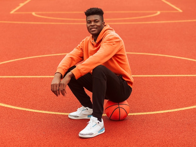 Kostenloses Foto teenager, der am basketballfeld aufwirft