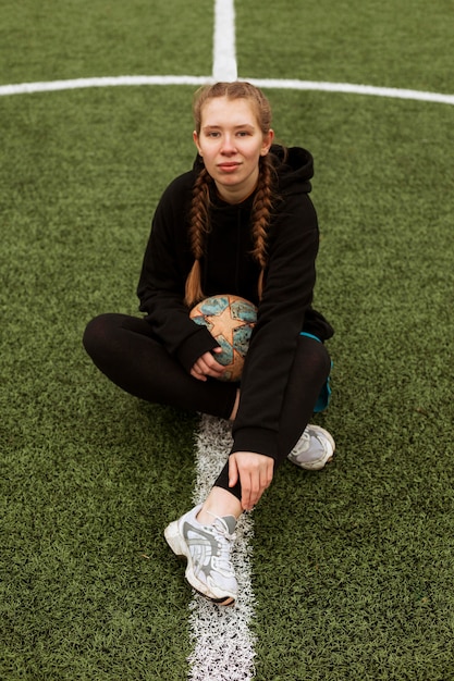 Kostenloses Foto teenager, der mit einem ball draußen aufwirft