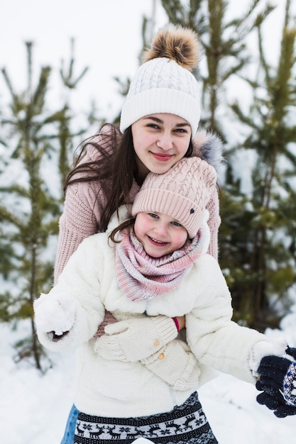 Kostenloses Foto teenager, der schwester umarmt