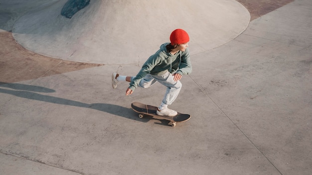 Teenager, der Spaß am Skatepark mit Skateboard hat