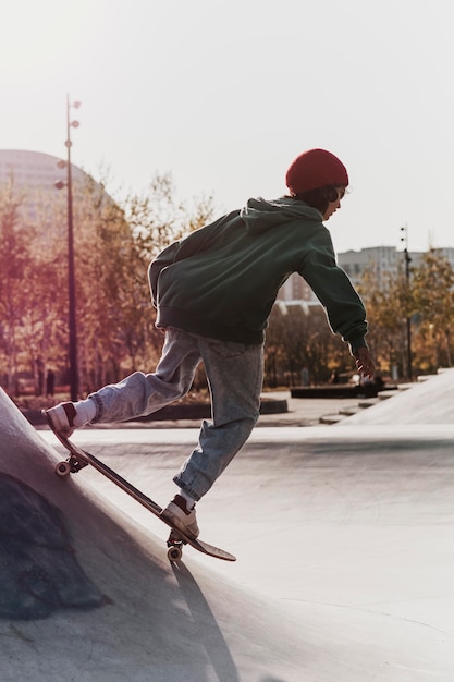 Teenager, der Spaß mit Skateboard am Park hat