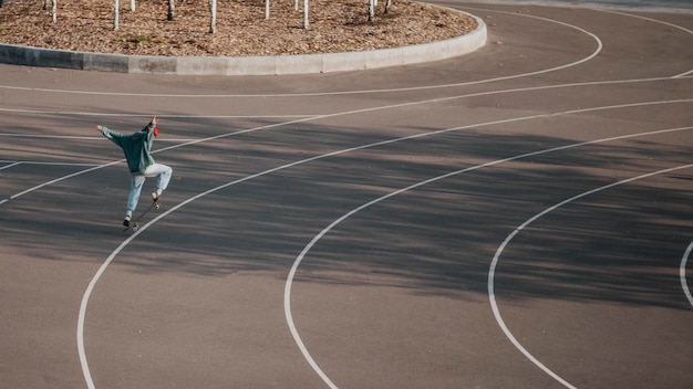 Kostenloses Foto teenager, der spaß mit skateboard draußen hat und raum kopiert