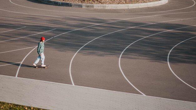 Teenager, der Spaß mit Skateboard draußen hat