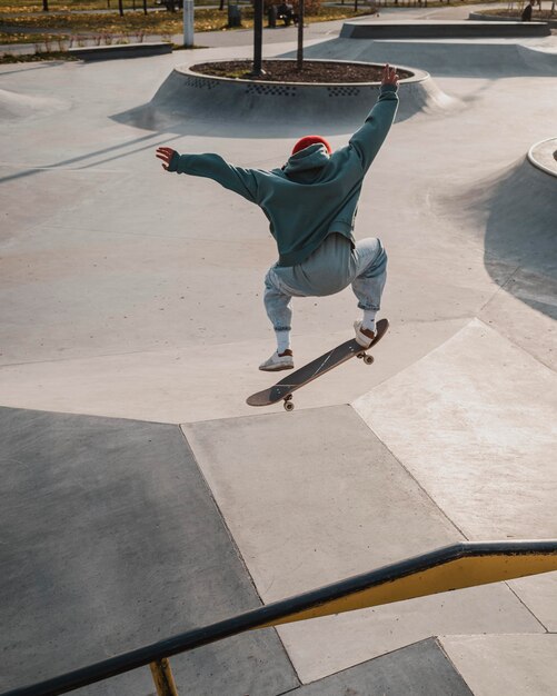 Teenager, der Spaß mit Skateboard hat