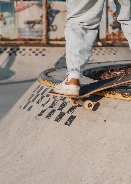 Teenager, der Spaß mit Skateboard im Skatepark hat