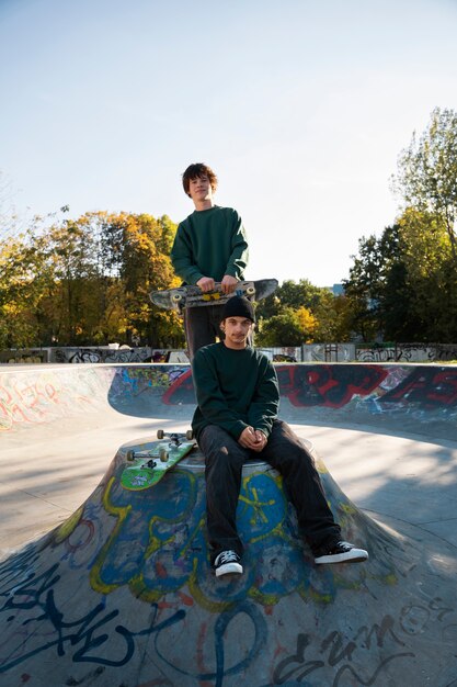 Teenager der Vorderansicht, die Skateboards halten