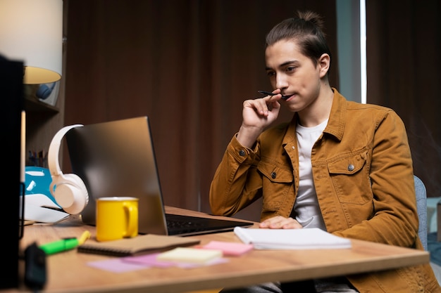 Teenager, der zu Hause einen Videoanruf auf dem Laptop hat