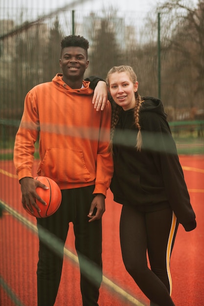 Teenager, die am Basketballfeld aufwerfen