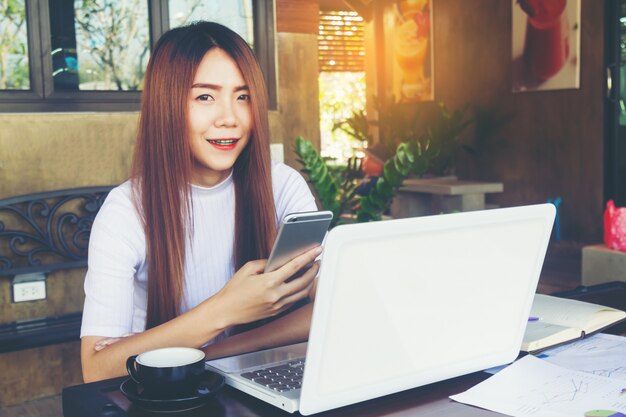 Teenager freiberufliche Arbeit auf Laptop.