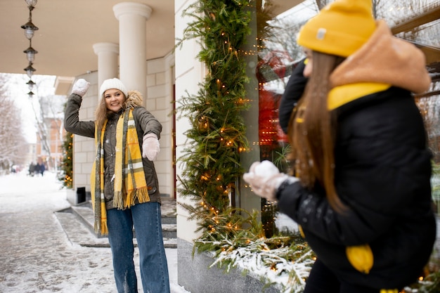 Teenager-Freunde, die sich im Winter amüsieren