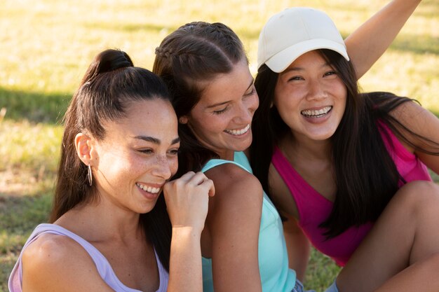 Teenager-Freunde haben Spaß im Sommer